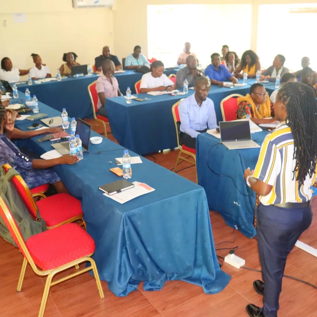 facilitator adrresing a gropup of participants seated